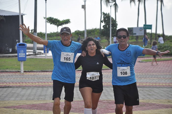 Antônio Dalvi (n° 165), ao lado dos amigos terminando a Corrida Universitária