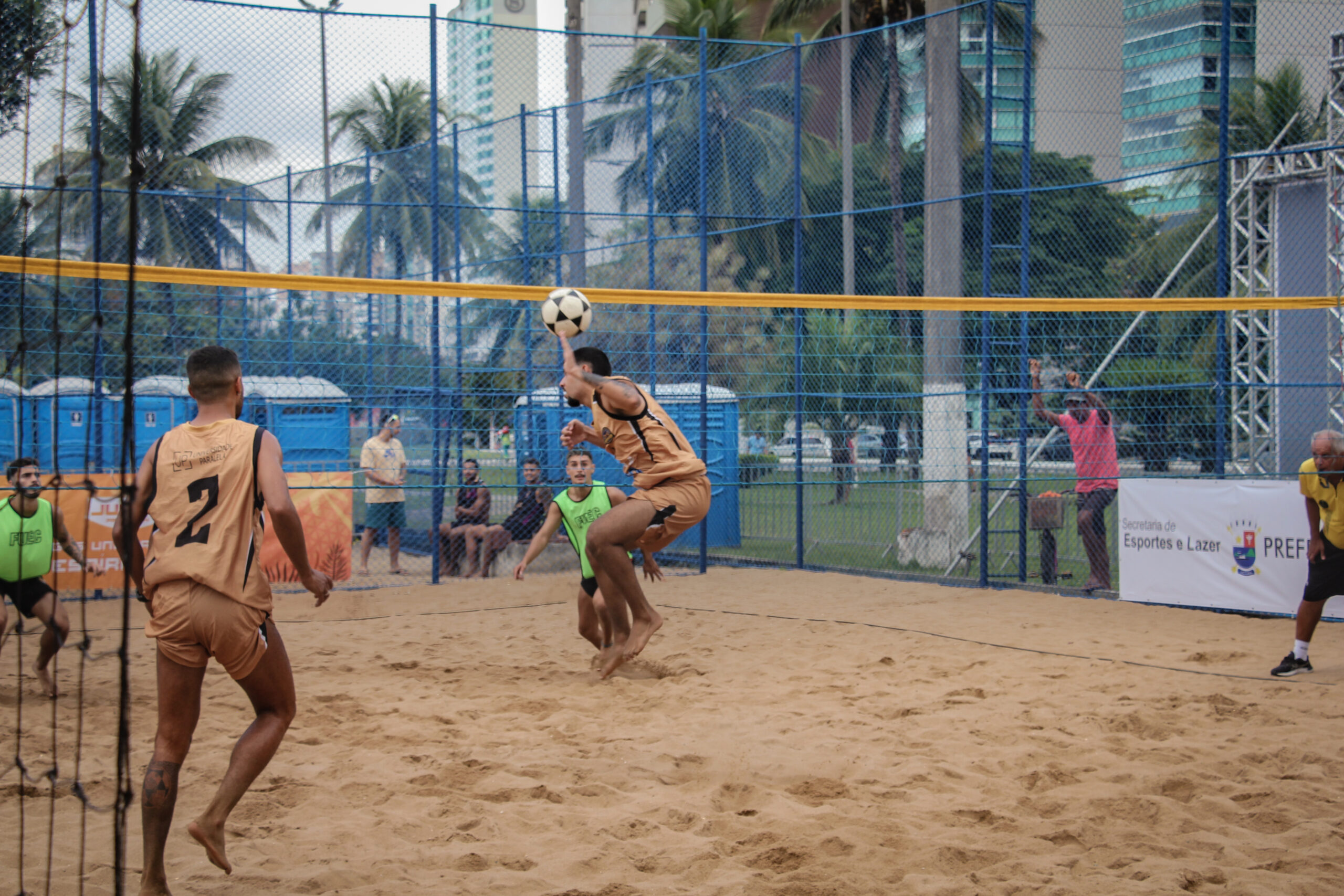 Junes Praia tem disputas de futevôlei e beach hand nas areias da Serra