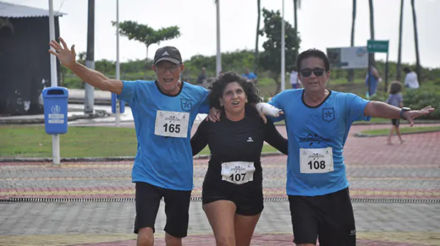 Antônio Dalvi (n° 165), ao lado dos amigos terminando a Corrida Universitária