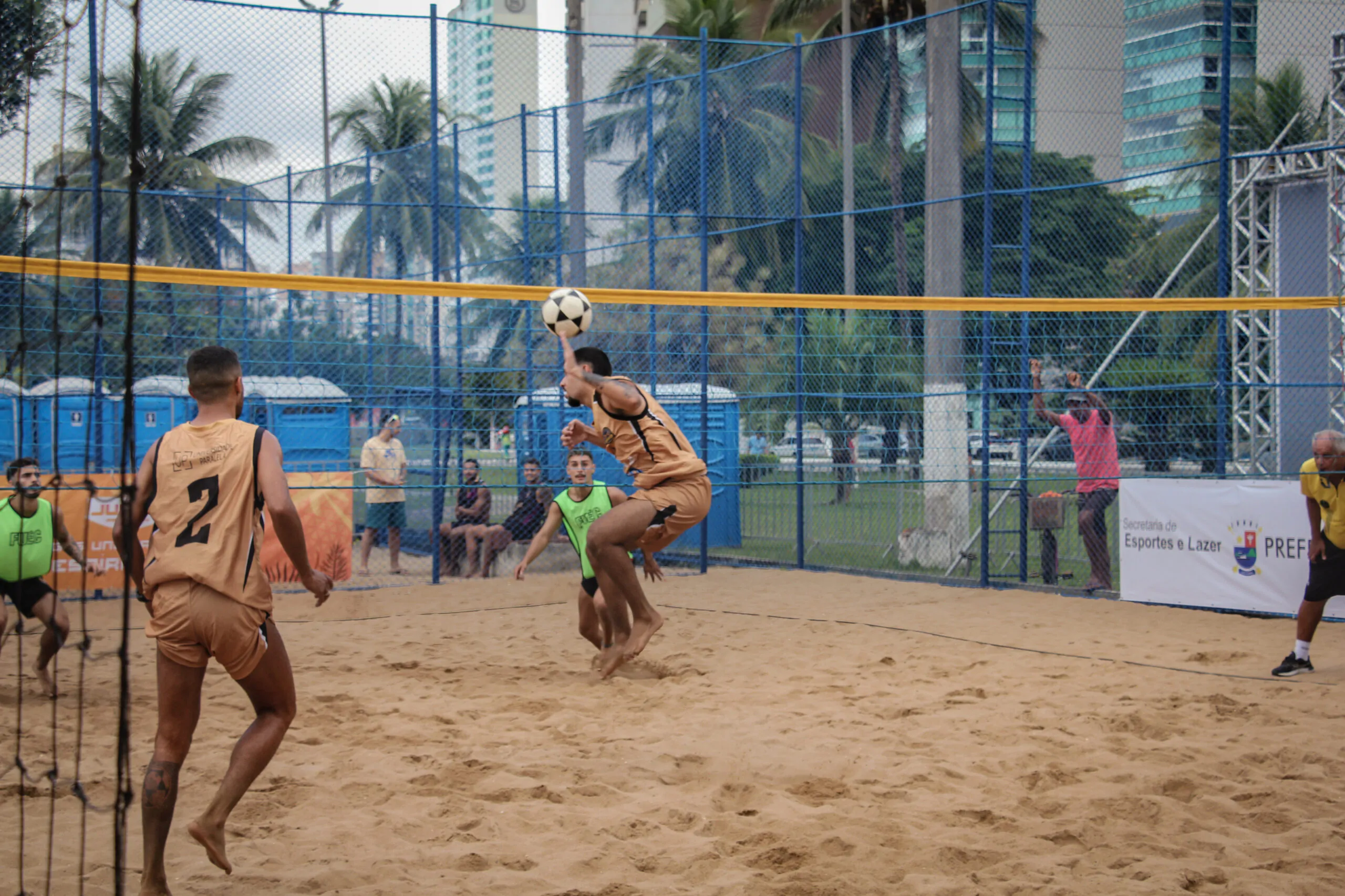 Junes Praia tem disputas de futevôlei e beach hand nas areias da Serra